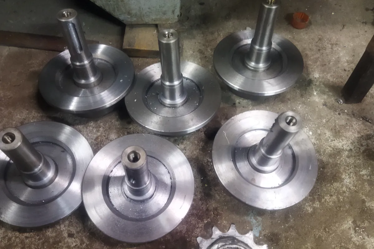 Детали после токарной обработки в цеху Metal Crafts